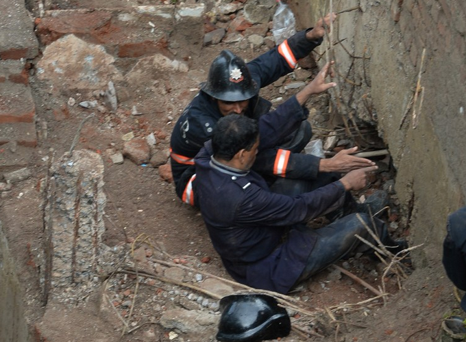 Hindistan'da 35 yıllık bina çöktü - Resim: 3