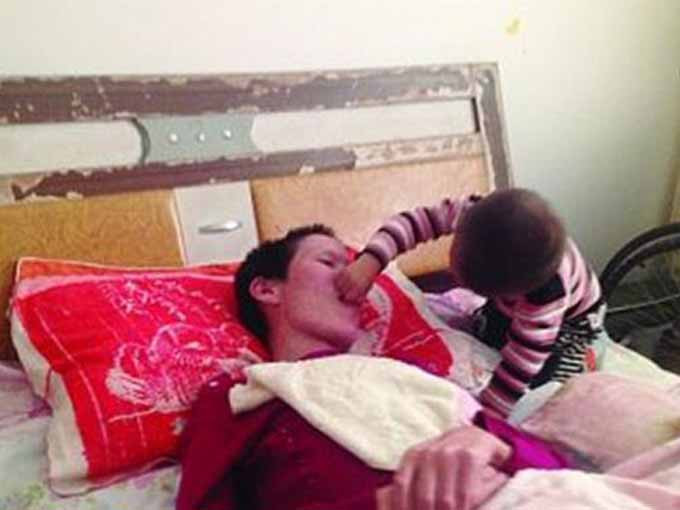 Annesini kuş gibi besledi - Resim: 2