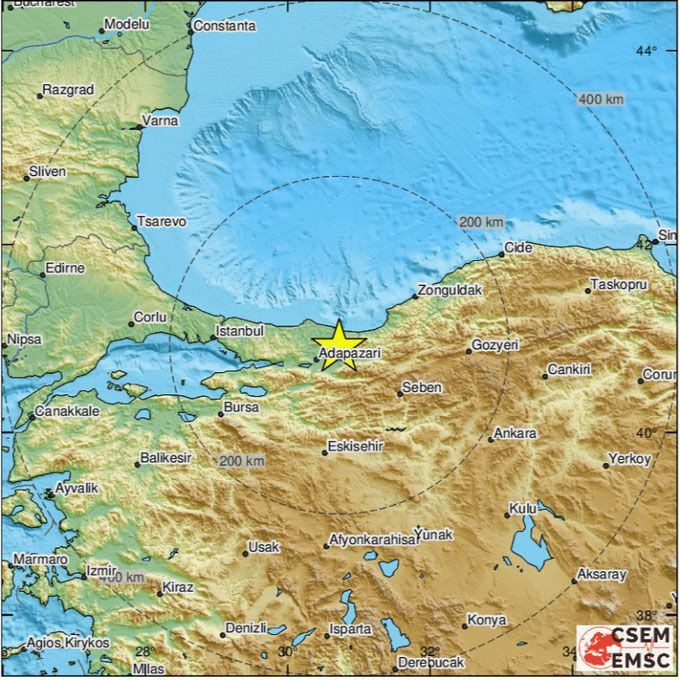Düzce'de deprem oldu İzmir'e Kütahya'ya kadar hissedildi halk sokaklara döküldü - Resim: 3