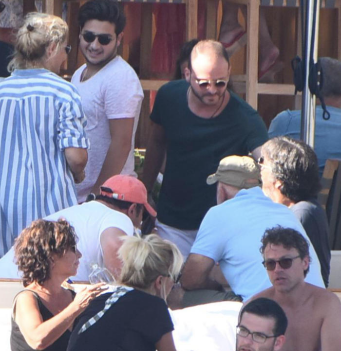 Tatil görüntüleri için linç edilmişti! Bakın yanındaki kim çıktı - Resim: 4