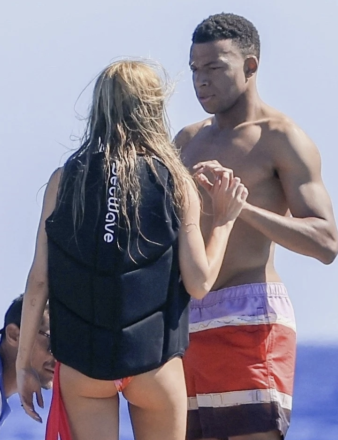 Milli maçta sakatlanmıştı! Mbappe Ester ile gecelere aktı... - Resim: 4