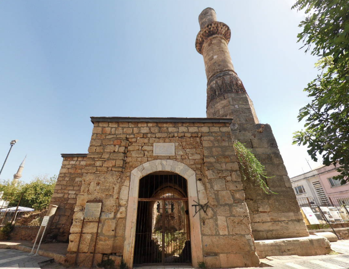 Antalya'nın kesik minaresine külah takıldı! 123 yıllık tarihe yapılan restorasyon isyan ettirdi - Resim: 1
