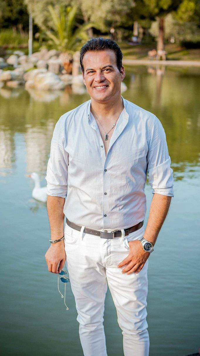 61'lik Hakan Peker'in yazar olan yeni sevgilisine bakın tam 19 yaş küçük - Resim: 3