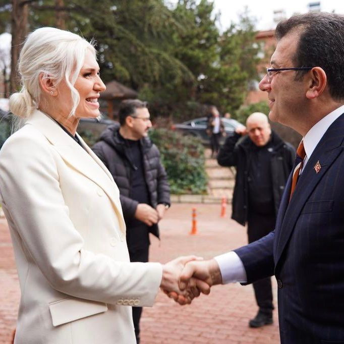 Ekrem İmamoğlu'nun yanında görülünce Game Of Thrones'un 'Targeryanları'na benzetildi! Melek Mızrak Subaşı kimdir - Resim: 1