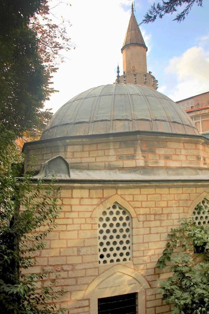 İstanbul'da kubbedeki tabutu görenler hayrete düştü mezardan 3 kez çıktı! - Resim: 1