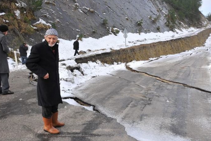 Heyelan yolu bu hale getirdi - Resim: 4