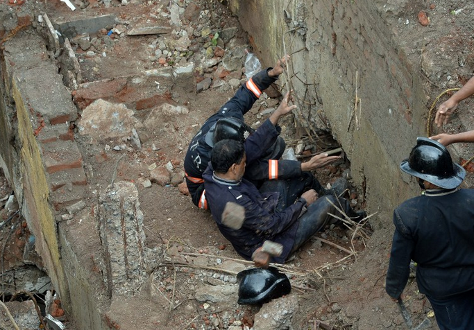Hindistan'da 35 yıllık bina çöktü - Resim: 4