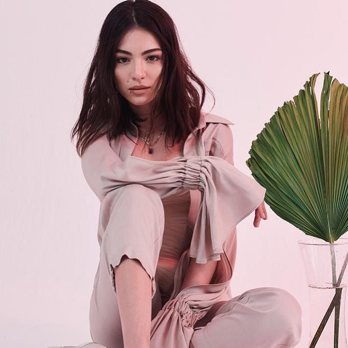 Çarpışma dizisinin seksi oyuncusu askerdeki futbolcu sevgilisi için gün sayıyor - Resim: 2