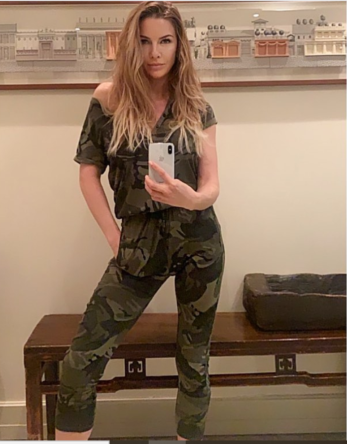 Ivana Sert karantina şıklığı başlattı derin bacak dekoltesiyle instagramı salladı! - Resim: 1