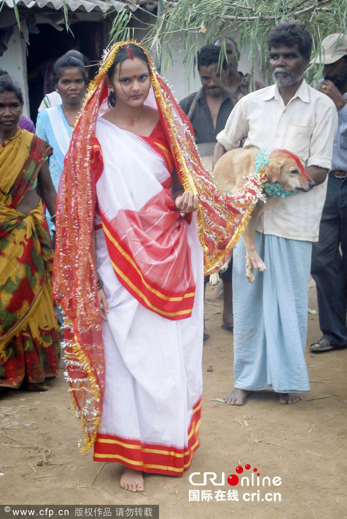 18 yaşındaki Mangli Munda köpekle evlendi - Resim: 1