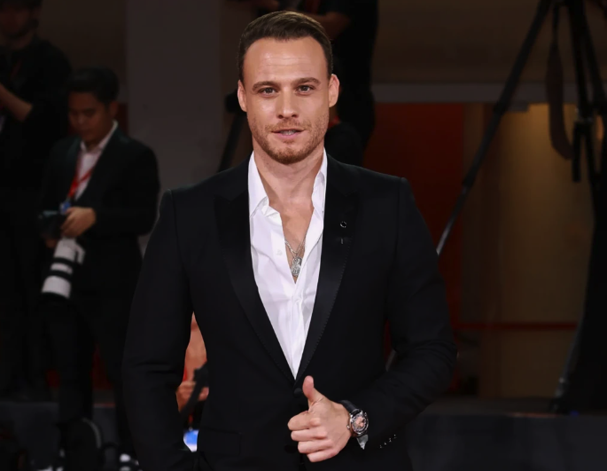 Kerem Bürsin, eski sevgilisinin en yakın arkadaşıyla aşk yaşıyor! O hamlesi her şeyi açık etti - Resim: 1