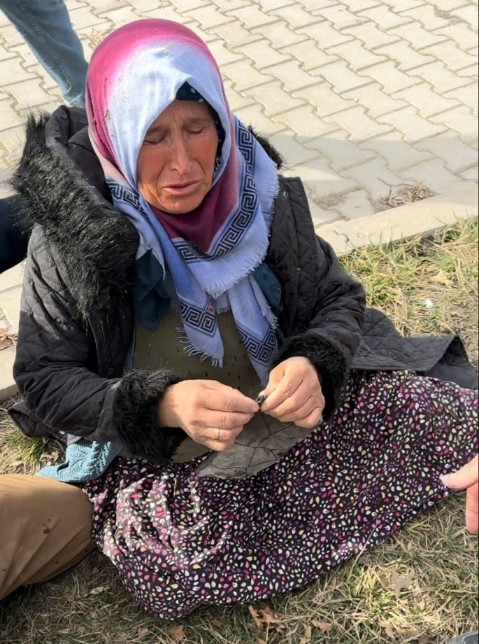 Ekipler enkaz altında buldu! Depremzede kadın haberi alınca sevinçle koşarken bayıldı - Resim: 4