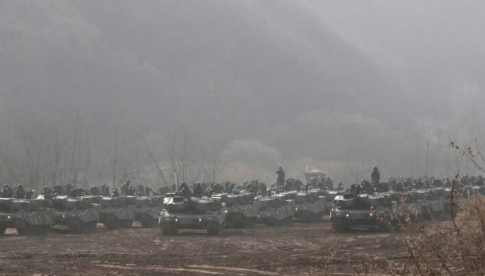 Yüzlerce tank harekete geçti! Dünyayı tedirgin eden görüntüler - Resim: 1