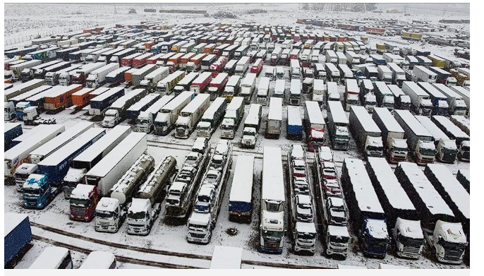 Avrupa yanarken gelen fotoğraflara bakın binlerce araç kar fırtınası esaretinde - Resim: 3