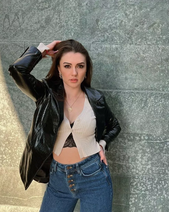 Burcu Özberk arabaya uzanıp poz verdi göğüs dekoltesi dikkat çeki - Resim: 1