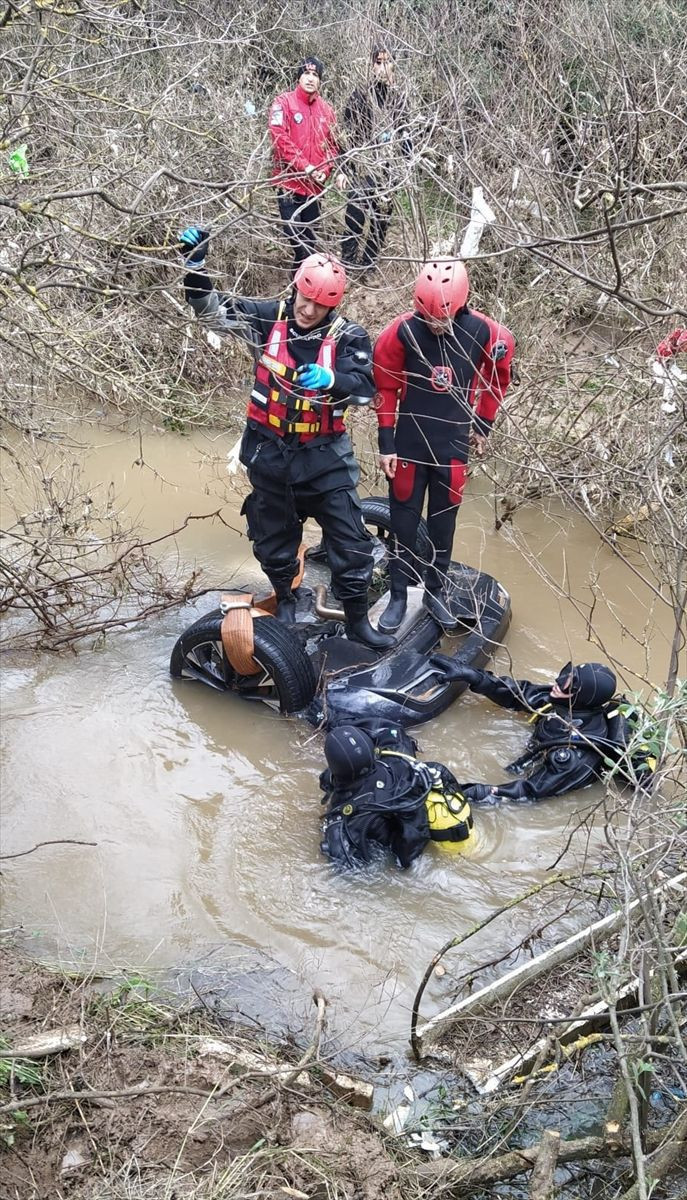 Sürücü ve yolcu kaçtı! Dereye uçan otomobildeki 2 kız kardeş hayatını kaybetti - Resim: 1
