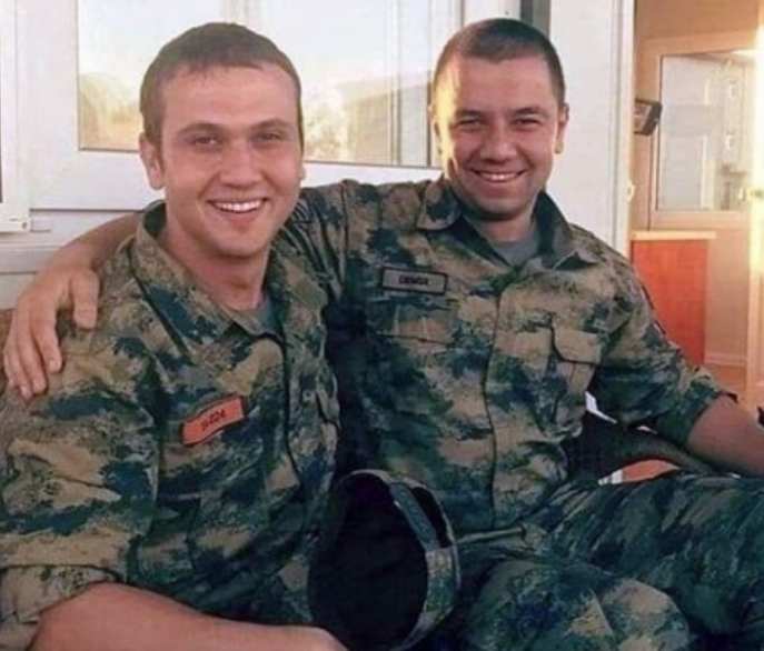 Aras Bulut İynemli Çukur'un sezon arasında askere gitti! Birlikte sevgi seline uğradı - Resim: 4