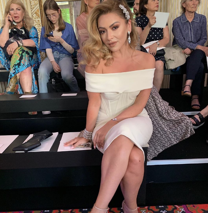 Hadise'den askılı atletiyle cesur poz! Takipçileri yeniden eleştirdi - Resim: 1