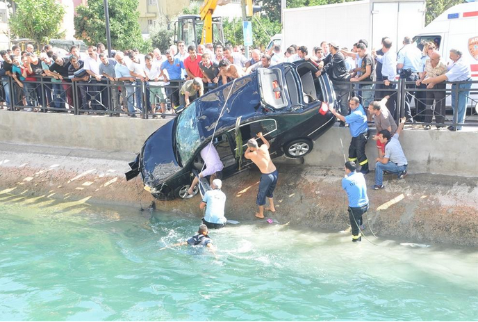 Müdür ve makam aracı kanala uçtu - Resim: 2