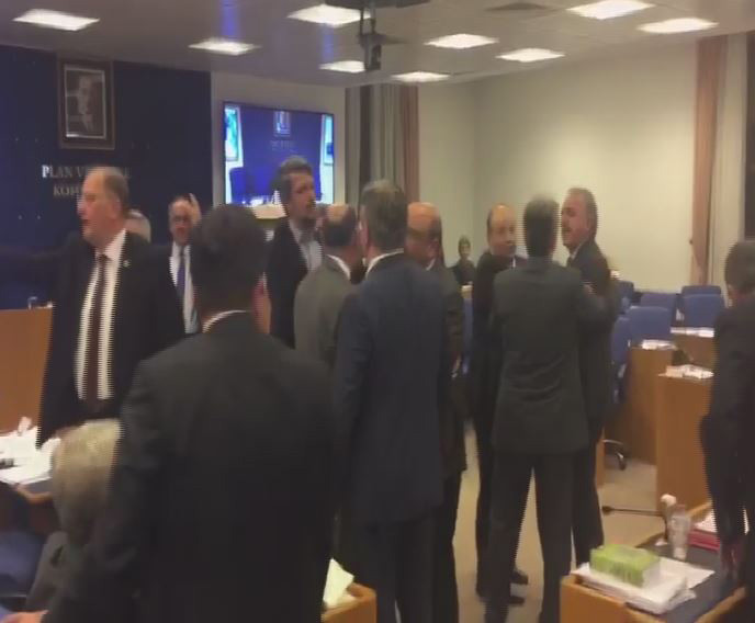 Komisyonda kavga AK Partili ve CHP'li vekil birbirine girdi - Resim: 2
