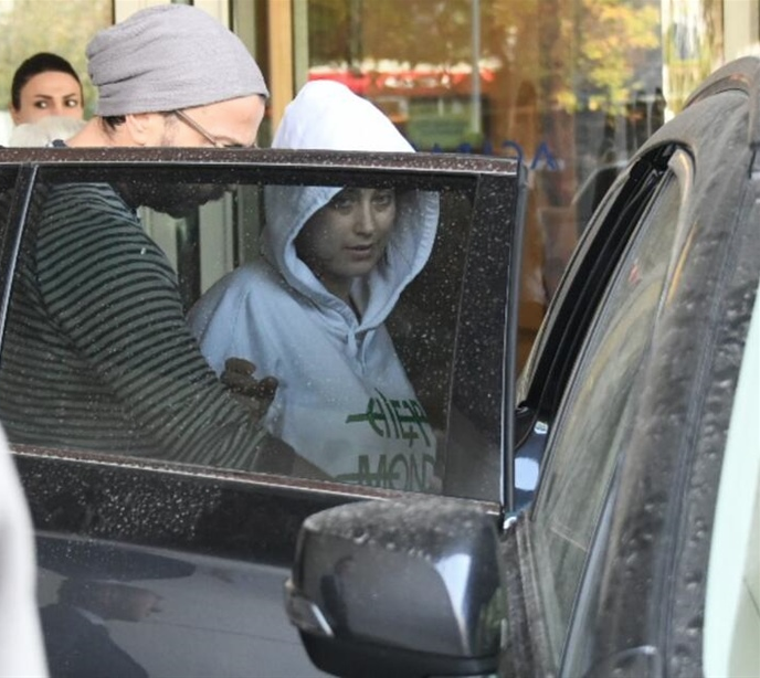 Hazal Kaya doğum yaptığı hastaneden adeta kaçtı oğlunun fotoğrafı ortaya çıkmıştı - Resim: 4