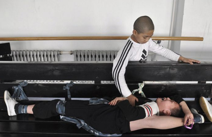 Onları ağlata ağlata esnetiyorlar - Resim: 4