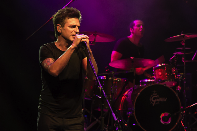 Teoman konserde herkesi şoka soktu! Bir anda kadın vokalin çıplak bacağına... - Resim: 3