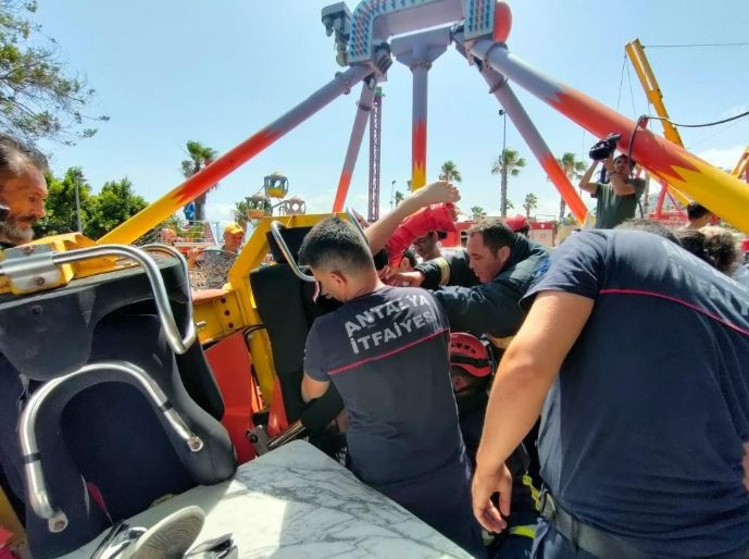 Lunaparkta dehşet anları! Salıncak platformdan kopup ters döndü, korku dolu anlar yaşandı - Resim: 2