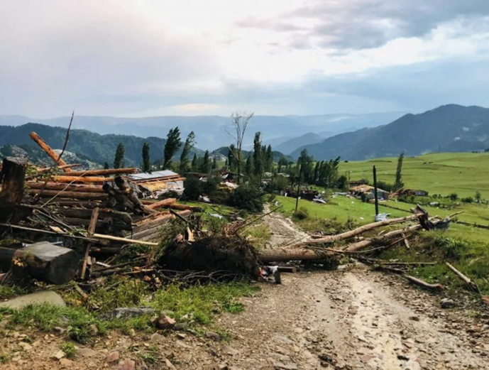 Karadeniz'i bu sefer de hortum vurdu! Şavşat'ta evleri yıkıp geçti - Resim: 2