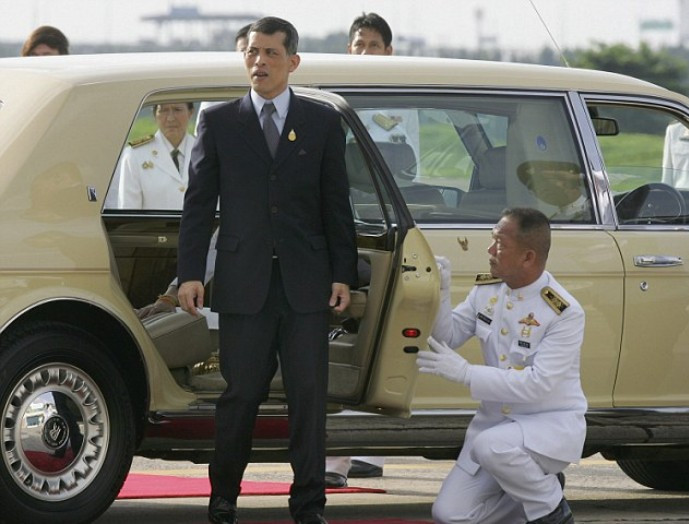 Tayland'ın yeni kralına bakın! Düşük pantolonlu metresli... - Resim: 2