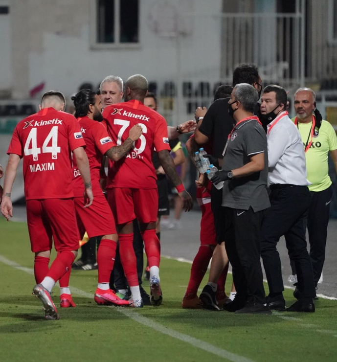 Denizlispor başkanı Ali Çetin su şişesi fırlattı korumalarıyla taraftara saldırdı - Resim: 1