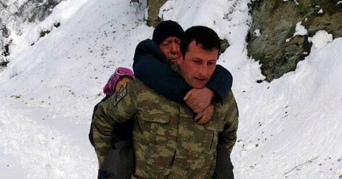 Bir kilometre sırtında taşıdı - Resim: 1