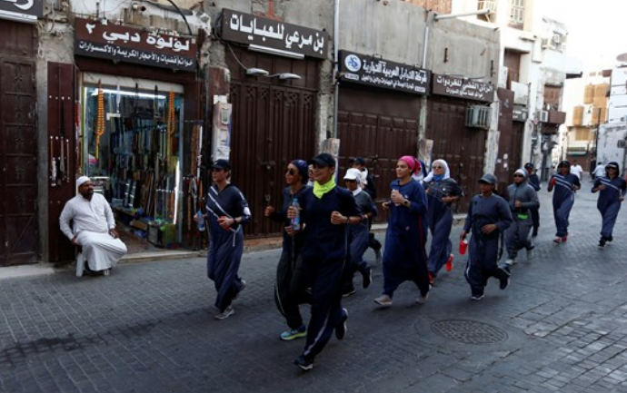 Tarihi kare! Şalvarlarını giyip sokağa çıktılar - Resim: 2