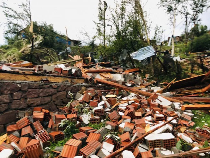 Karadeniz'i bu sefer de hortum vurdu! Şavşat'ta evleri yıkıp geçti - Resim: 1