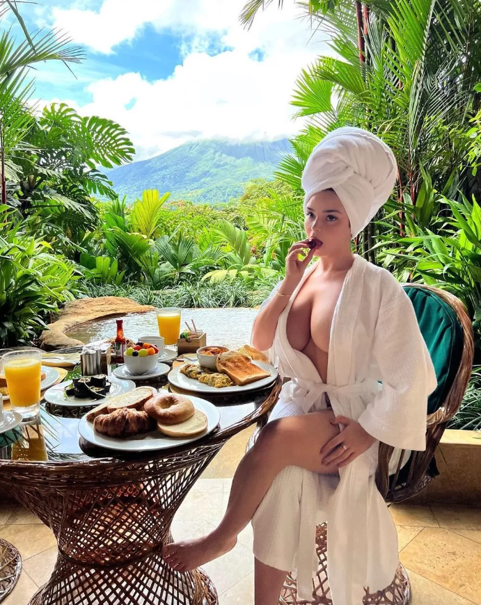 'Cennetten küçük bir dilim' notuyla paylaştı bornozunun önü açık poz verdi! - Resim: 3