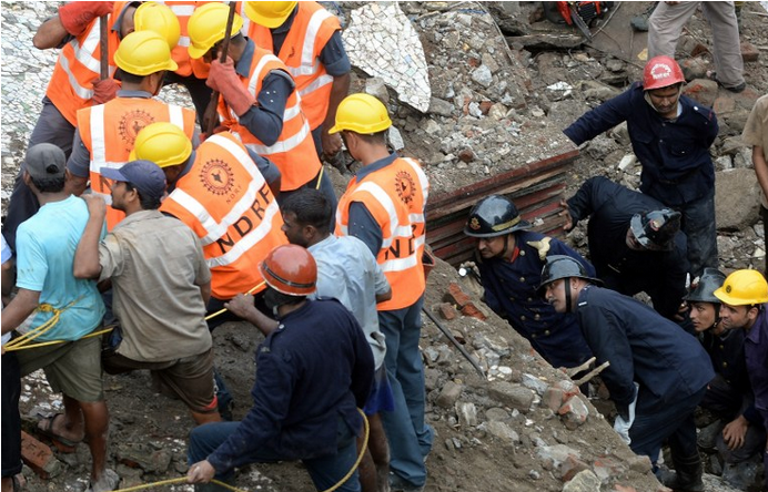 Hindistan'da 35 yıllık bina çöktü - Resim: 2