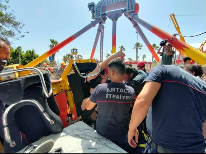 Lunaparkta dehşet anları! Salıncak platformdan kopup ters döndü, korku dolu anlar yaşandı - Resim: 3