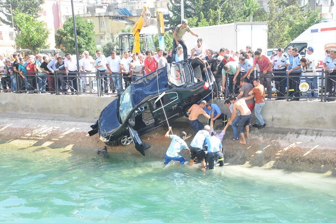 Müdür ve makam aracı kanala uçtu - Resim: 4