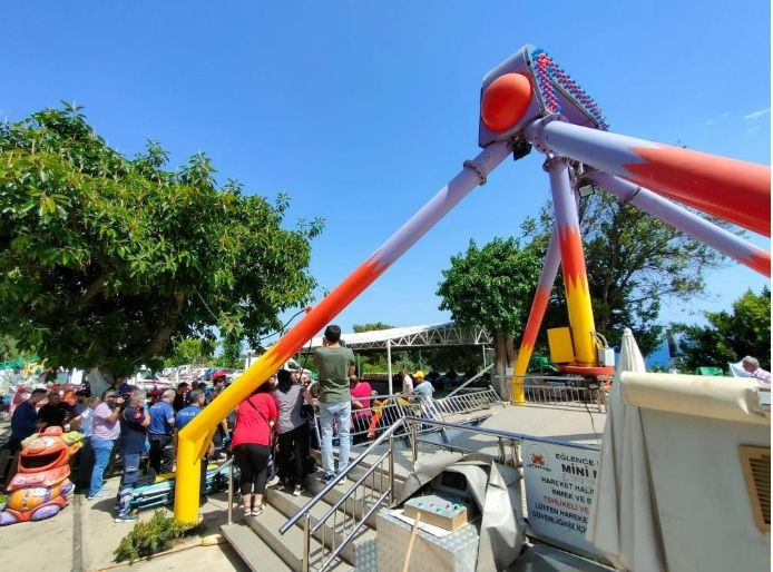 Lunaparkta dehşet anları! Salıncak platformdan kopup ters döndü, korku dolu anlar yaşandı - Resim: 4