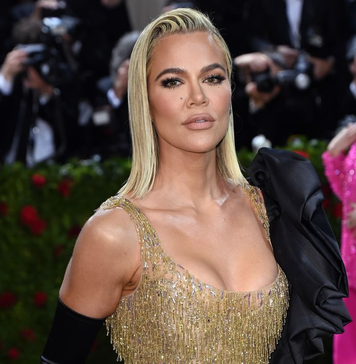 Kardashian'ın ilginç dekoltesi görenleri şaşı etti bakan bir daha baktı - Resim: 2