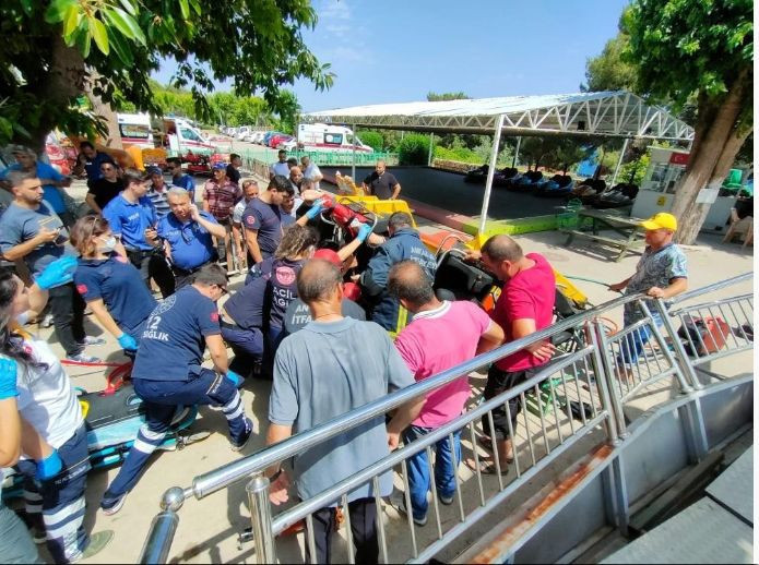 Lunaparkta dehşet anları! Salıncak platformdan kopup ters döndü, korku dolu anlar yaşandı - Resim: 1