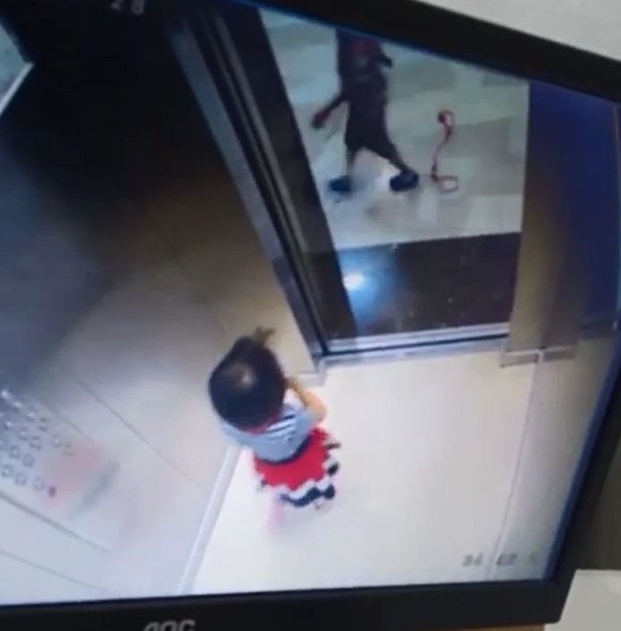 Başakşehir'de asansörde dehşet anları görüntülendi ipin bir kısmı dışarıda kalınca - Resim: 1