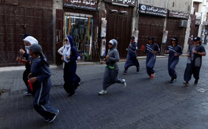 Tarihi kare! Şalvarlarını giyip sokağa çıktılar - Resim: 4