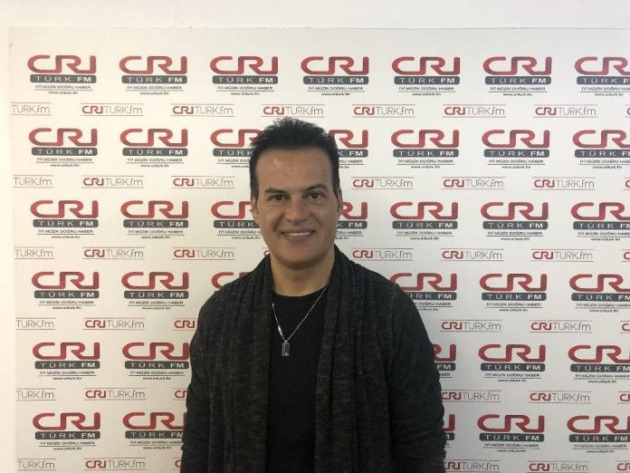 61'lik Hakan Peker'in yazar olan yeni sevgilisine bakın tam 19 yaş küçük - Resim: 2