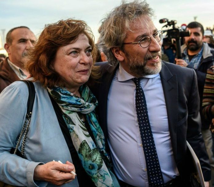 Pasaportuna el konulan Can Dündar'ın eşi Dilek Dündar, yurt dışına çıktı - Resim: 1