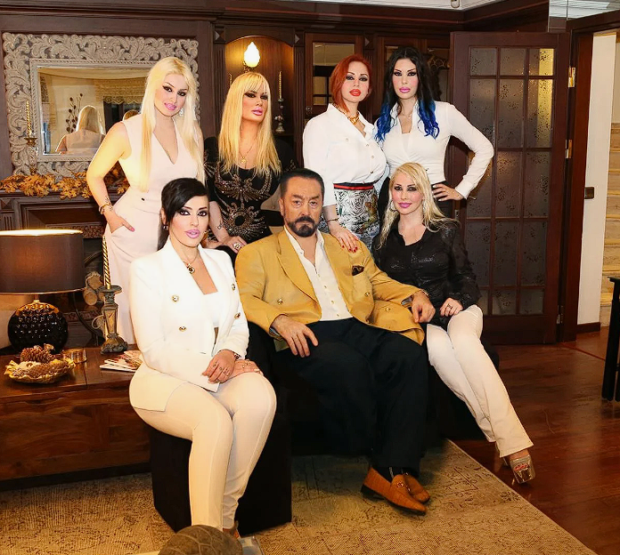 Son fotoğrafı gündem oldu, o detayı çok az kişi fark etti! Adnan Oktar, müritlerine gizli mesaj mı gönderdi? - Resim: 1
