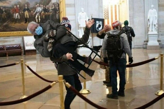 Bernie Sanders'in Joe Biden'ın yemin törenindeki hali bomba sosyal medya yıkıldı - Resim: 4