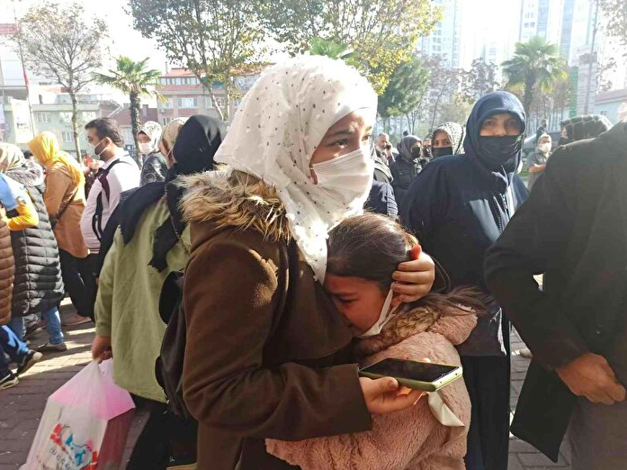 Bursa'da bir mağazada indirim izdihamı! Alışveriş yaparken çocuğunu unuttu 45 dakika aradı - Resim: 1
