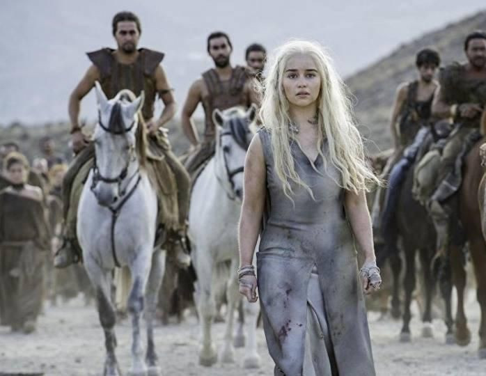 Game of Thrones'un yıldızı Emilia Clarke hastalandı! Selfie çektiremiyor - Resim: 1