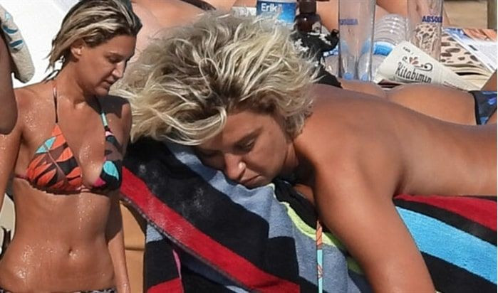 Yahşi Cazibe Hande Katipoğlu üstsüz güneşlenirken yakalandı! - Resim: 4